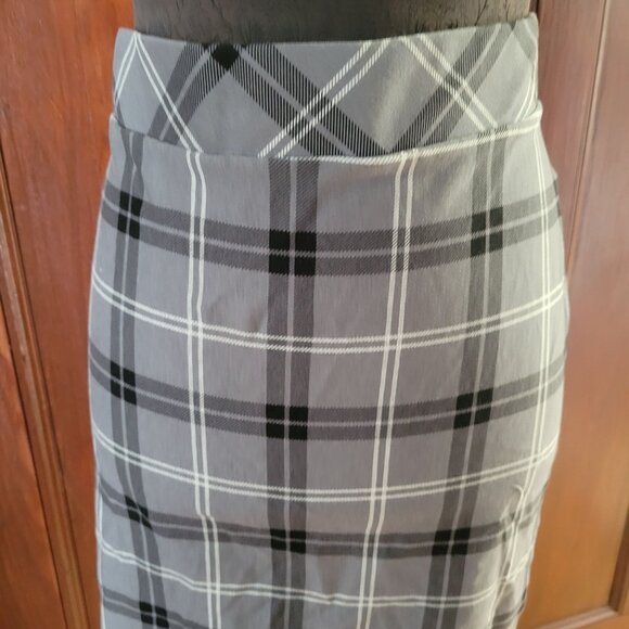Torrid Womens Size 1 Plaid Pencil Skirt With Lace Hem - Picture 2 of 6